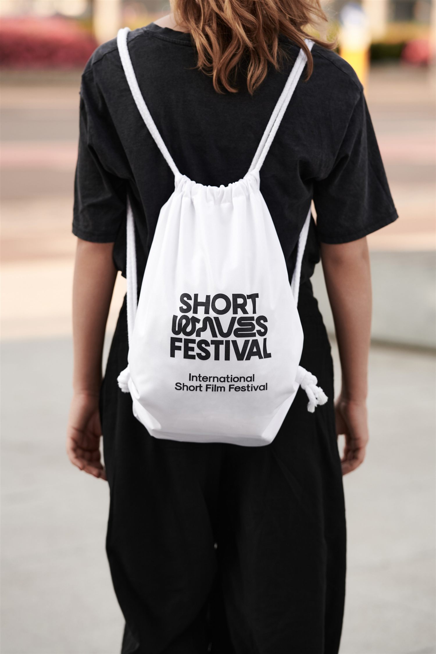 Torba festiwalowa Short Waves na plecach