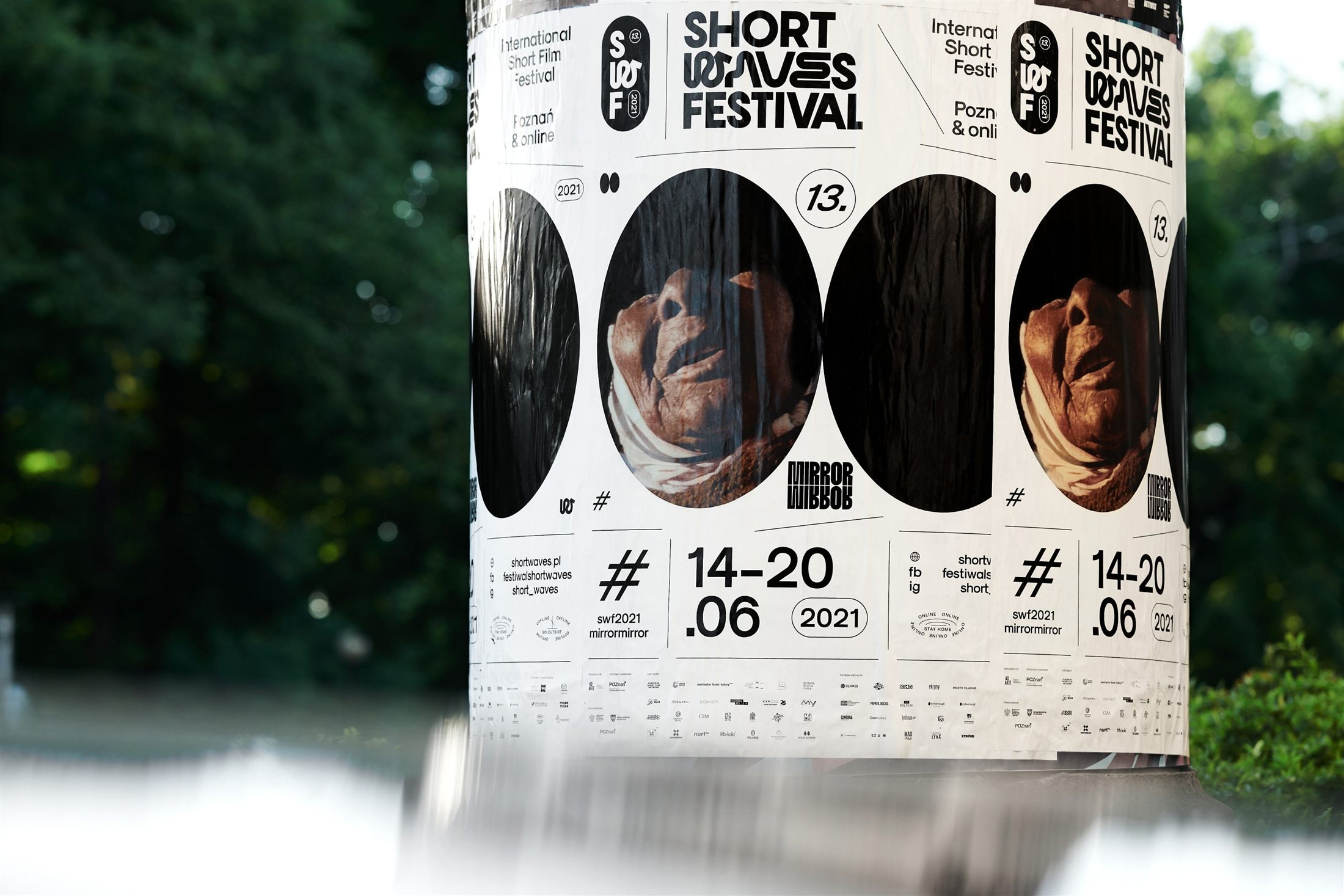 Plakat Short Waves Festival na słupie ogłoszeniowym